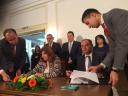 Directorul General Executiv al Transelectrica, Corina Popescu, semnând acordul privind ajutorul de avarie - 
